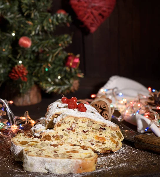 Gâteau Européen Traditionnel Farci Aux Noix Fruits Confits Saupoudré Sucre — Photo