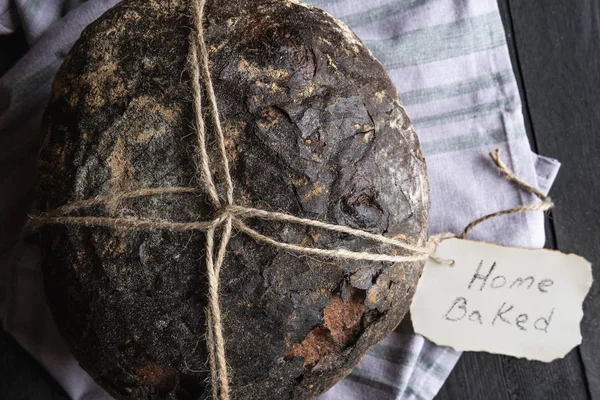 Mörkt Bröd Med Härlig Skorpa Som Bunden Med Ett Rep — Stockfoto