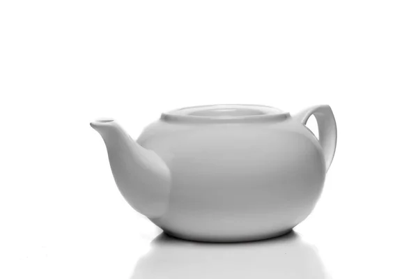 Beyaz Arka Plan Çaydanlık Beyaz Bulaşık Sırası — Stok fotoğraf