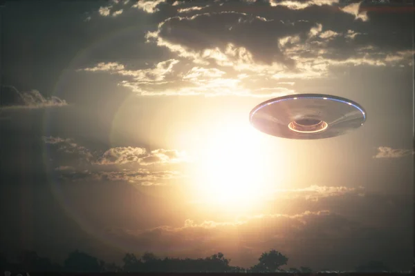 Oggetto Volante Non Identificato Ufo Cielo Nuvoloso Illustrazione Immagine Reale — Foto Stock