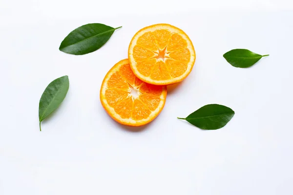 Färsk Apelsin Citrus Frukt Skivor Med Blad Vit Bakgrund Ovanifrån — Stockfoto