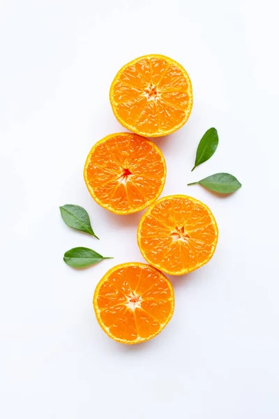 橙色水果和绿色叶子在白色背景 顶视图 — 图库照片