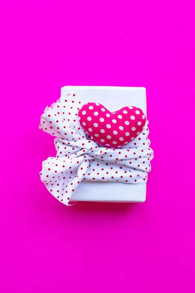 Valentinsherz Mit Geschenkbox Auf Rosa Hintergrund Ansicht Von Oben — Stockfoto