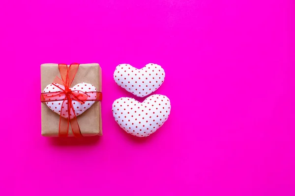Coração Valentim Com Caixa Presente Fundo Rosa Vista Superior — Fotografia de Stock