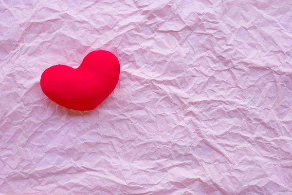 Corazón San Valentín Sobre Fondo Papel Arrugado Rosa Vista Superior —  Fotos de Stock