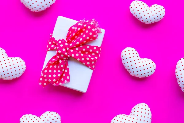 Caixa Presente Com Corações Valentim Fundo Rosa Vista Superior — Fotografia de Stock