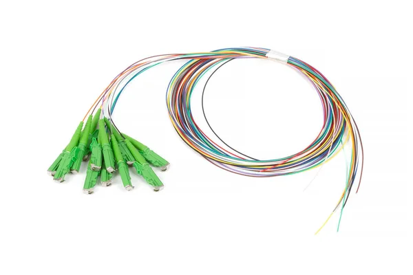 单模式风扇出接线线跳线与绿色光纤连接器隔离在白色背景上 — 图库照片