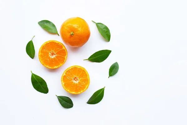 Orangene Früchte Mit Blättern Auf Weißem Hintergrund Ansicht Von Oben — Stockfoto