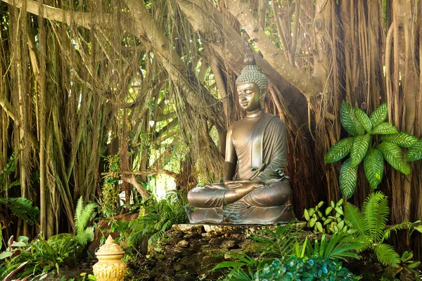 Άγαλμα Του Βούδα Στην Φύση Ειρήνη Του Μυαλό Φόντο Έννοια — Φωτογραφία Αρχείου