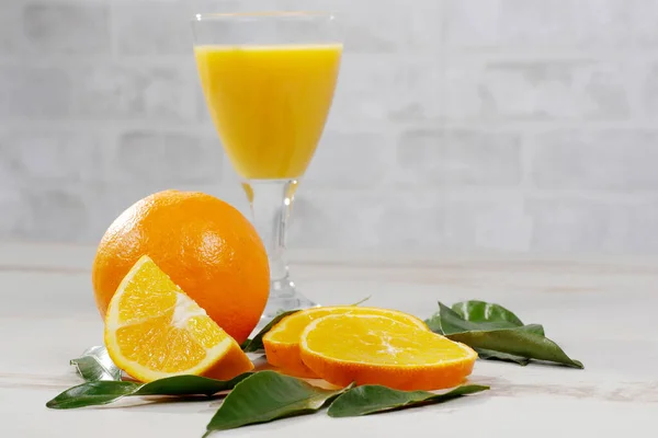 Апельсин Склянка Апельсинового Соку Білому Дерев Яному Столі — стокове фото