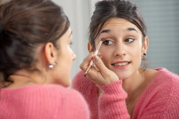 Una Joven Morena Poniendo Maquillaje Espejo — Foto de Stock