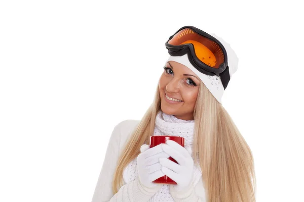 Молодая Женщина Лыжных Очках Зимней Теплой Одежде Красной Чашкой Стоит — стоковое фото