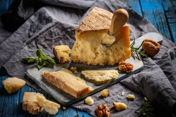 Otantik Kahvaltilari Reggiano Parmesan Peyniri Ile Peynir Bıçağını Yaşlı — Stok fotoğraf