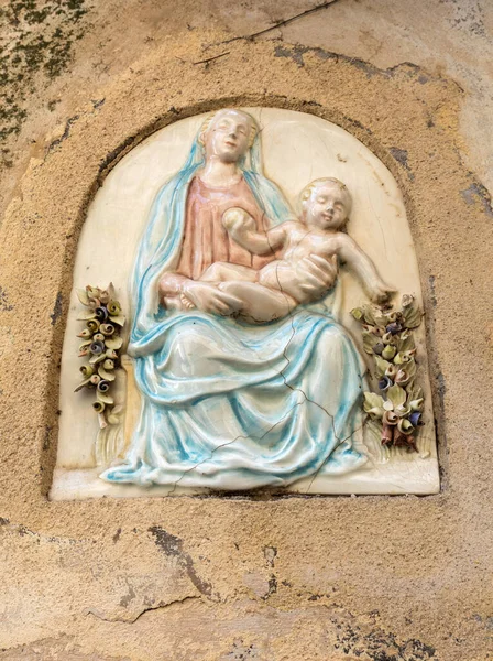 Керамічні Барельєф Діви Марії Ісусом Стіні Будинку Равелло Узбережжя Амальфі — стокове фото