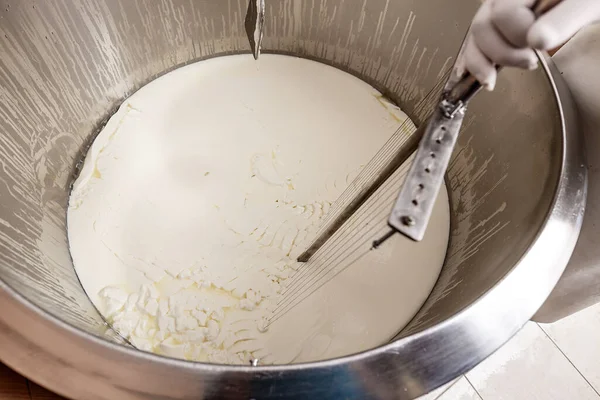 Uomo Che Mescola Latte Nel Serbatoio Durante Processo Fermentazione Nella — Foto Stock