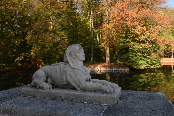 ノルトキルヒェン城の庭の彫刻 — ストック写真