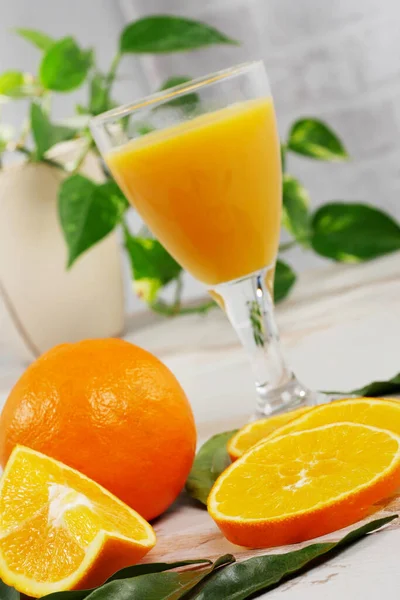 Narancs Egy Pohár Narancslé Fehér Asztalon — Stock Fotó