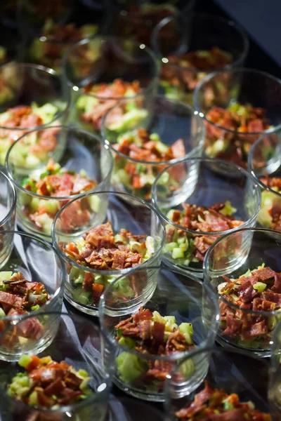 Pequenas Porções Salada Com Fatias Carne Abacate — Fotografia de Stock