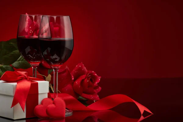 Hediye Kutusu Güller Kırmızı Saten Kalpler Kırmızı Arka Planda Şarap — Stok fotoğraf