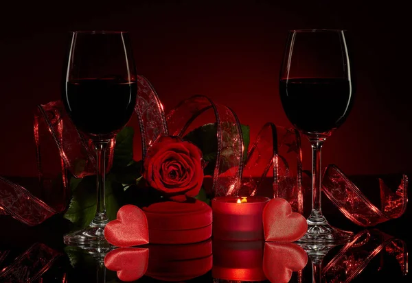 Natureza Morta Com Caixa Presente Rosas Corações Cetim Vermelho Dois — Fotografia de Stock