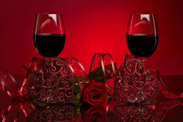Життя Трояндами Червоними Серцями Двома Склянками Вином Червоному Тлі Валентинів — стокове фото