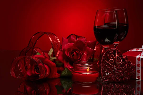 Життя Подарунковою Коробкою Трояндами Червоними Серцями Двома Склянками Вином Червоному — стокове фото
