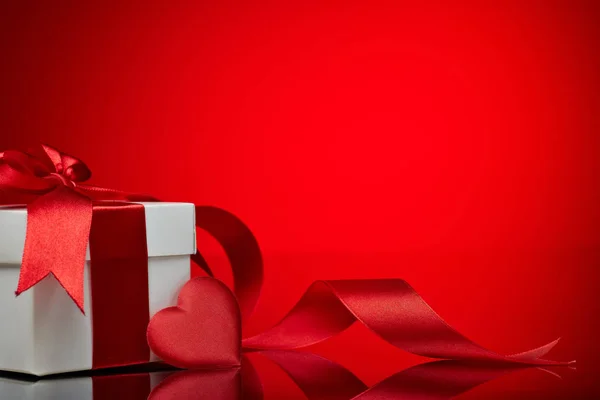 Κουτί Δώρου Και Κόκκινη Σατέν Καρδιά Κόκκινο Φόντο Κάρτα Αγίου — Φωτογραφία Αρχείου
