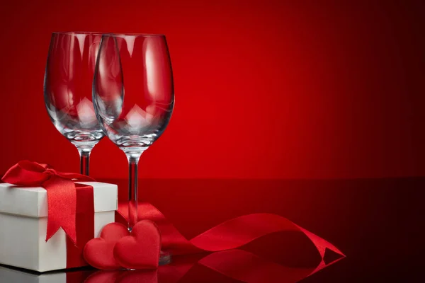 Confezione Regalo Cuori Raso Rosso Due Bicchieri Vino Vuoti Fondo — Foto Stock