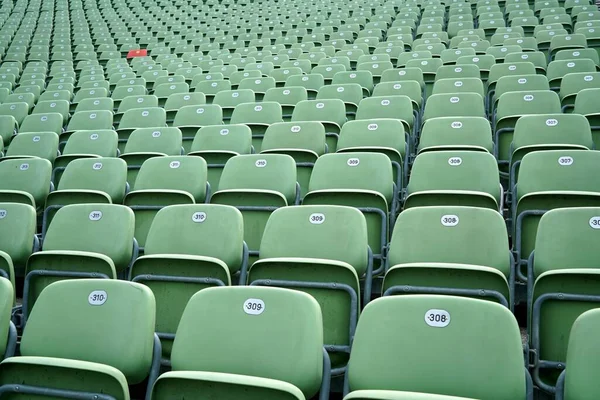 スタジアムの円形の座席の空の行 — ストック写真