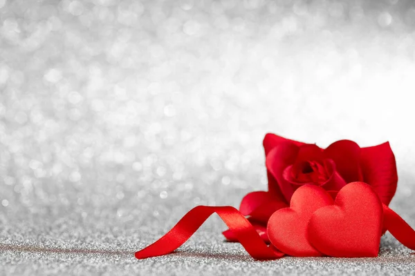 Deux Cœurs Décoratifs Rose Rouge Sur Fond Argenté Scintillant Avec — Photo