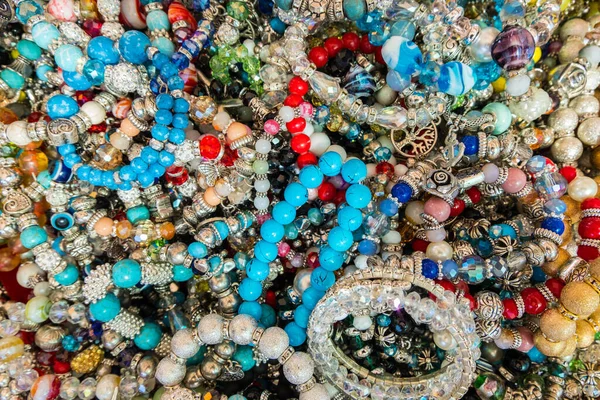 Tapeta Tło Stylowe Bransoletki Wykonane Kolorowych Kamieni Fałszywych Biżuteria — Zdjęcie stockowe