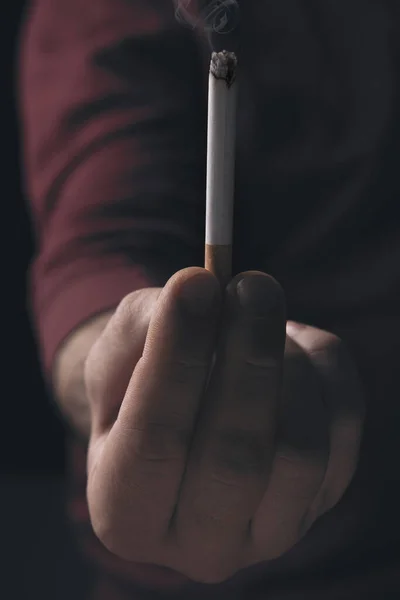 Mano Del Hombre Sosteniendo Cigarro Encendido Una Imagen Cerca Con —  Fotos de Stock