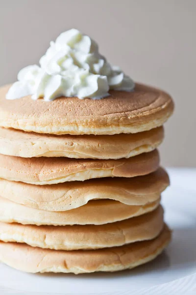 Sekelompok Pancake Buatan Sendiri Disajikan Dengan Susu Untuk Sarapan — Stok Foto