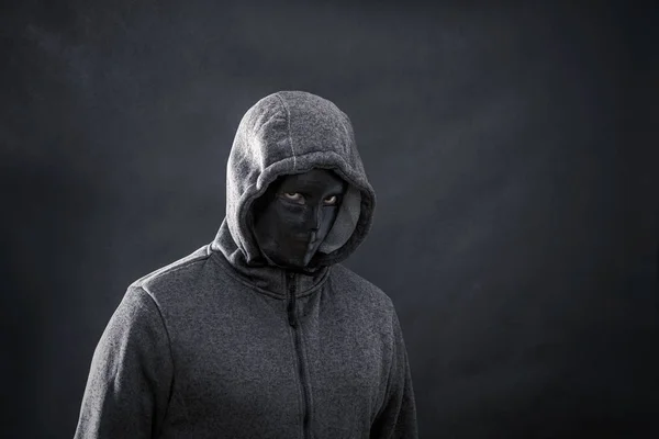 Hooded Man Met Zwart Masker Het Donker — Stockfoto