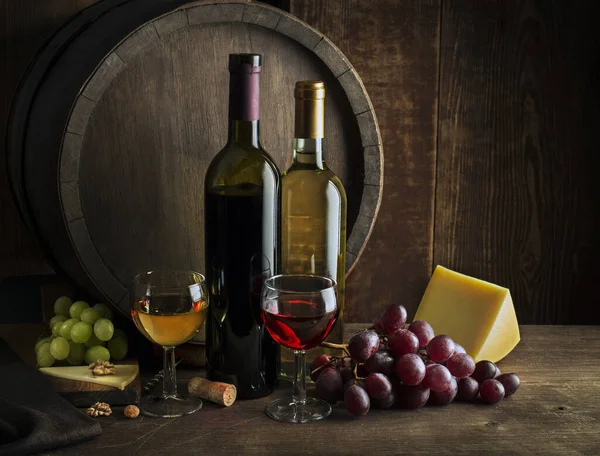Copos Garrafas Vinho Tinto Vinho Branco Sobre Fundo Madeira — Fotografia de Stock