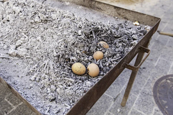 Huevos Una Parrilla Carbón Detalle Cómo Cocinar Algunos Huevos Piensos —  Fotos de Stock