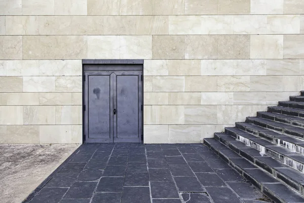 近代的な建物の階段とドア — ストック写真