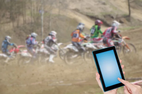 Motocross Rennen Infografik Konzept Finger Berühren Tablet Leeren Bildschirm Bereit — Stockfoto