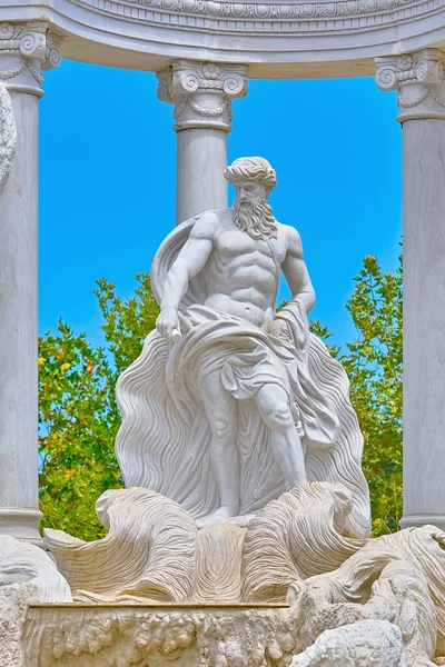 Sütunlar Arasındaki Poseidon Heykeli — Stok fotoğraf