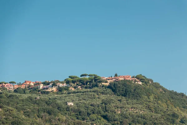 緑の森と小さなイタリアの村 — ストック写真