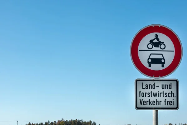 Verkehrszeichen Das Land Und Forstwirtschaftliche Fahrzeuge Durchfahren Lässt — Stockfoto