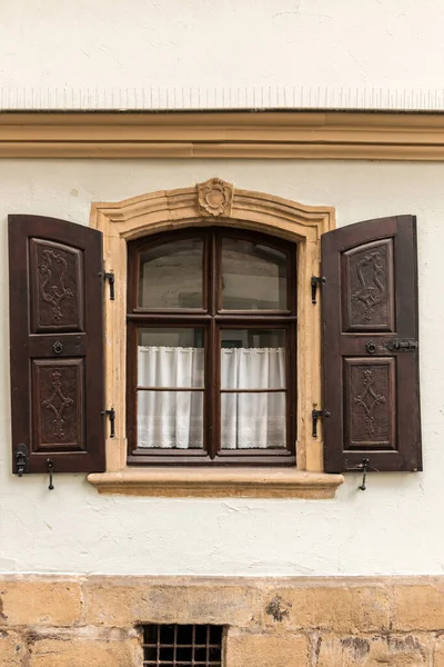 Altes Fenster Aus Stein Und Holz Mit Braunen Fensterläden — Stockfoto
