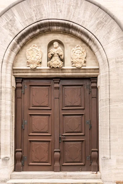 Puerta Antigua Edificio Histórico Con Estatuas Escudos Armas Piedra — Foto de Stock