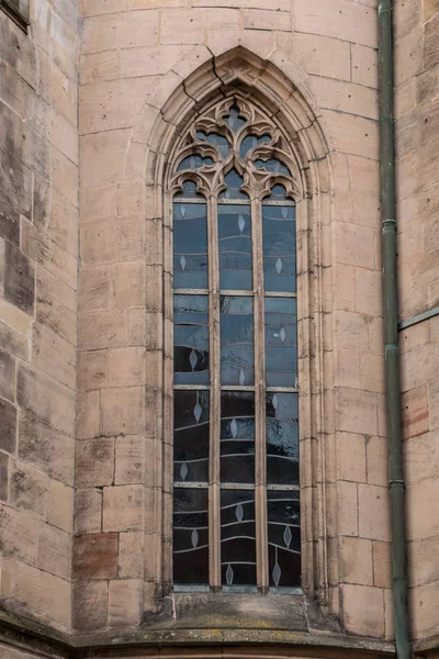 一座历史建筑的旧窗户 — 图库照片
