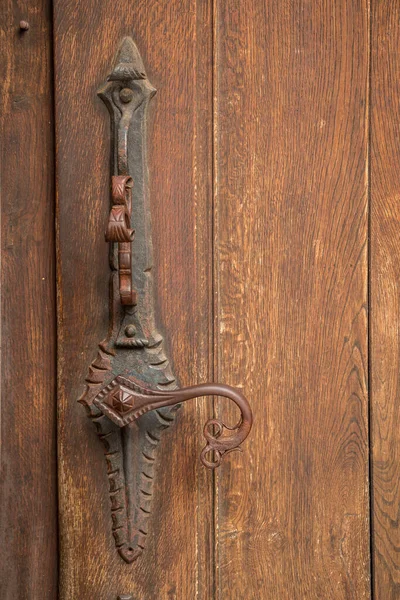 Uchwyt Drzwi Starym Zabytkowym Budynku Żelaza — Zdjęcie stockowe