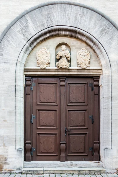 Alte Tür Eines Historischen Gebäudes Mit Statuen Und Wappen Aus — Stockfoto