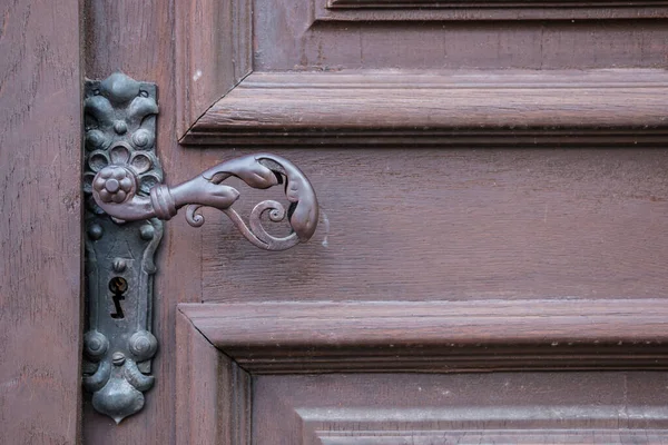 Mango Puerta Hierro Una Vieja Puerta Edificio Histórico — Foto de Stock