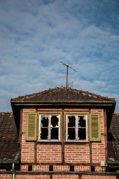 Velha Ruína Casa Tijolo Destruído Com Janelas Quebradas — Fotografia de Stock