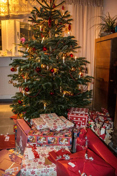 크리스마스 선물들로 장식된 크리스마스 — 스톡 사진