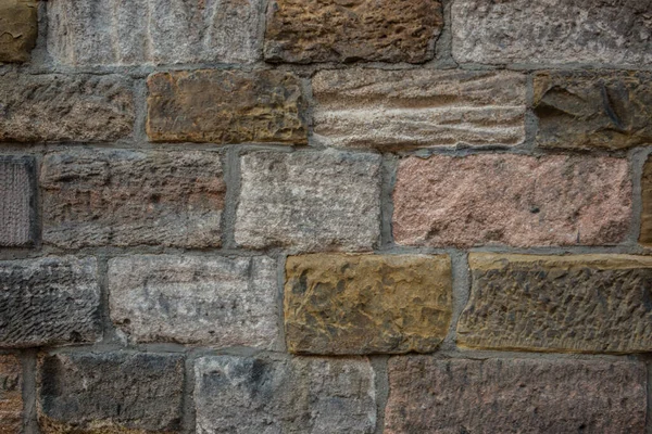 Oude Muur Van Een Historisch Gebouw Met Verschillende Gekleurde Stenen — Stockfoto